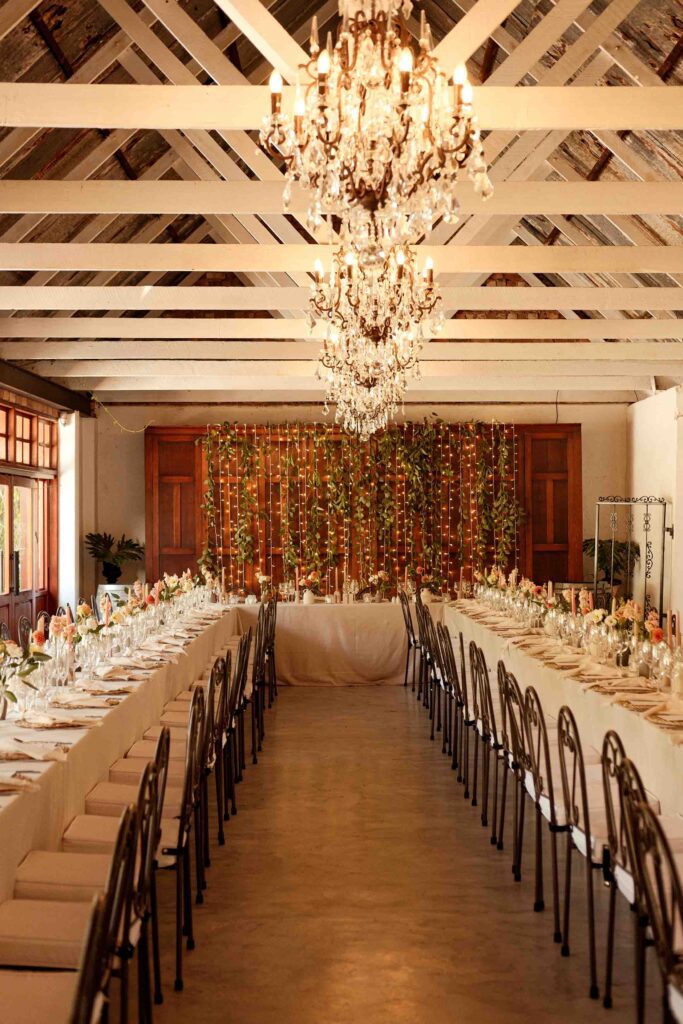 Diner setting met lange tafels en tafeldecoratie tijdens trouwerij in Kaapstad
