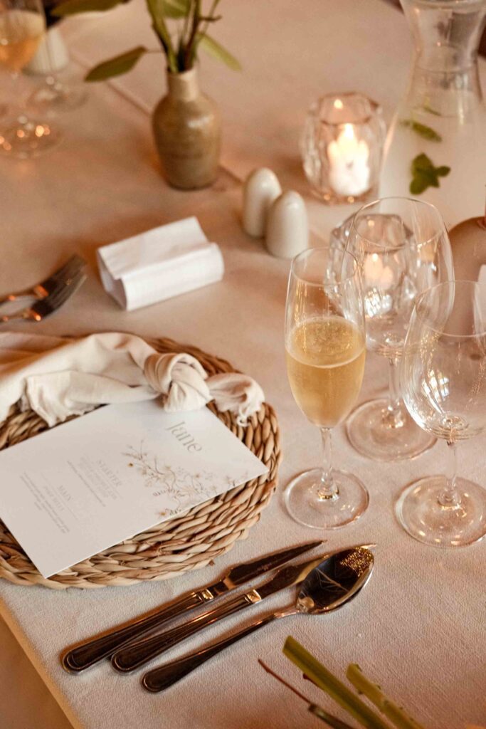 Tafelsetting met decoratie tijdens trouwdag in buitenland
