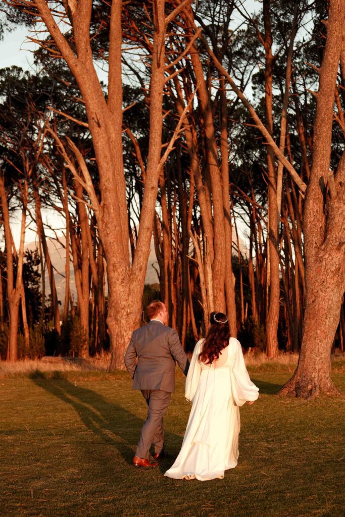 Koppel tijdens couple shoot op hun trouwdag in Kaapstad
