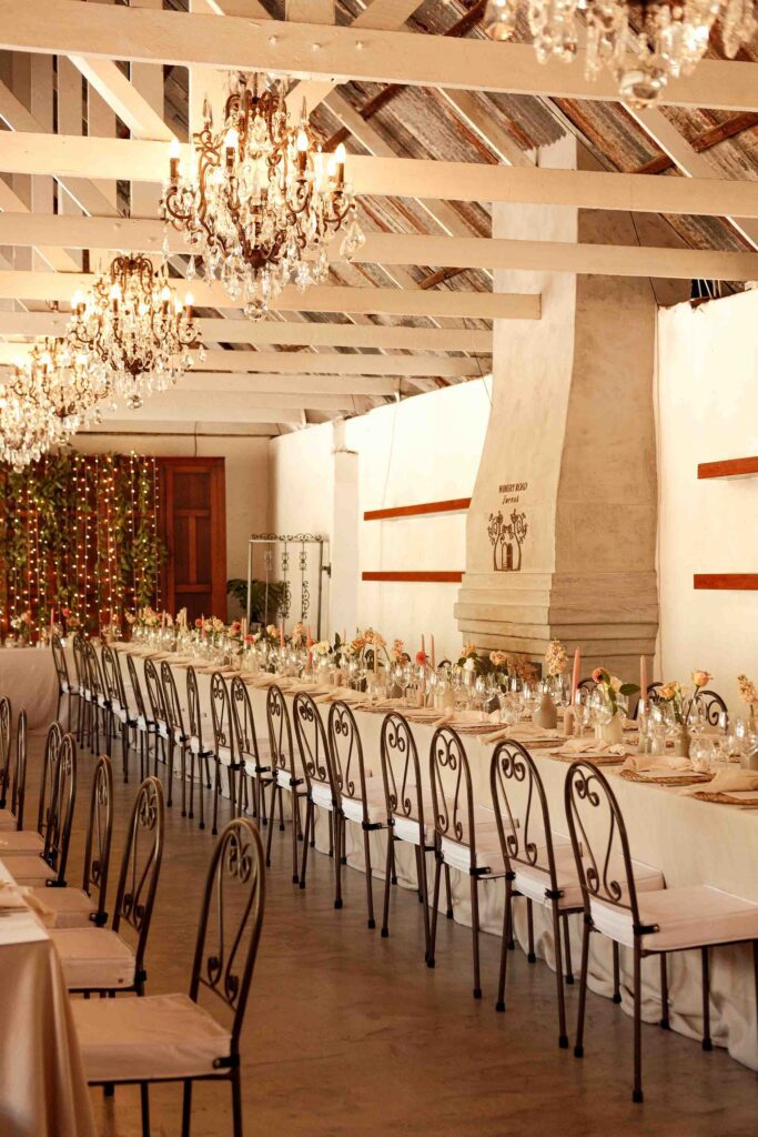 Tafelsetting met lange tafels en decoratie trouwdag Zuid Afrika
