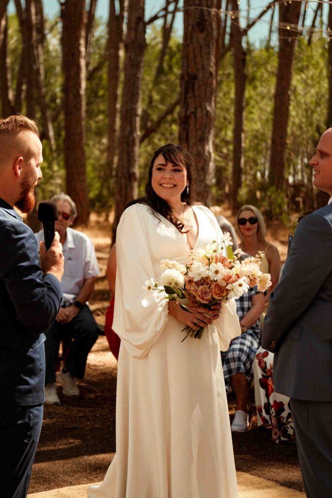 Bruid tijdens ceremonie tijdens bruiloft Kaapstad

