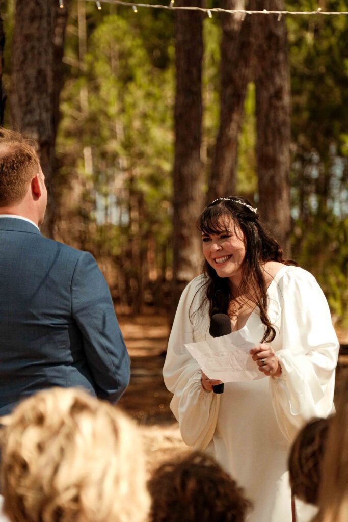 Bruid en bruidegom tijdens trouw ceremonie in Zuid Afrika
