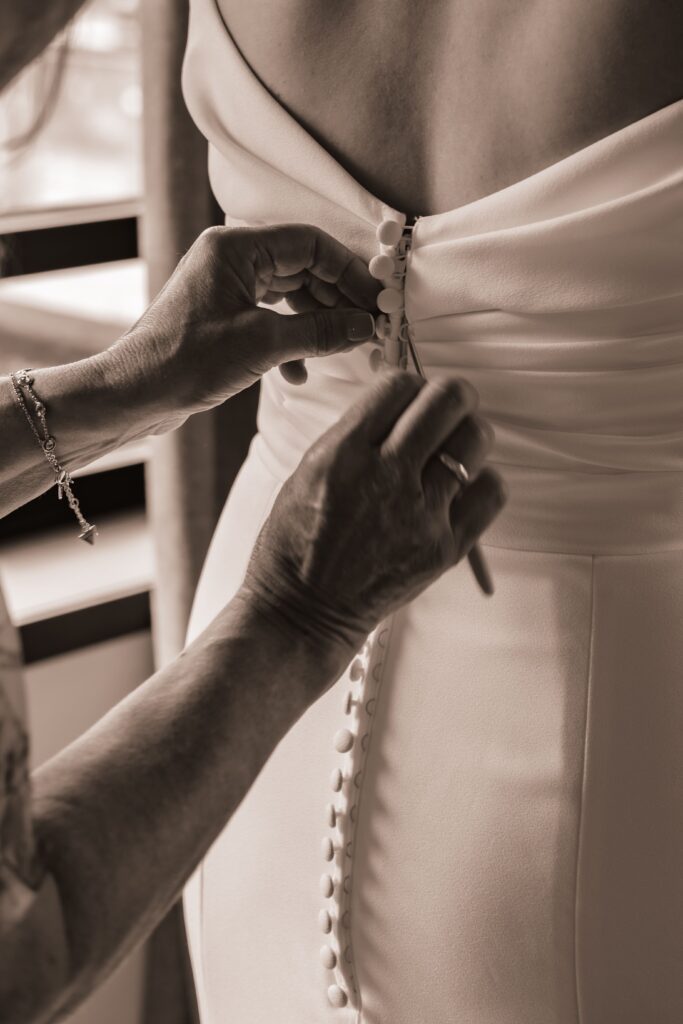 Getting ready aantrekken bruidsjurk tijdens bruiloft Amsterdam fotografie
