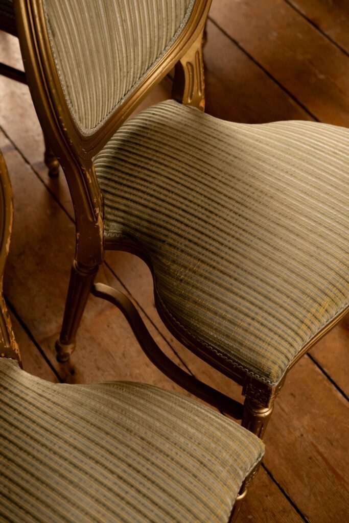 Warm beeld van stoelen tijdens ceremonie Amsterdam