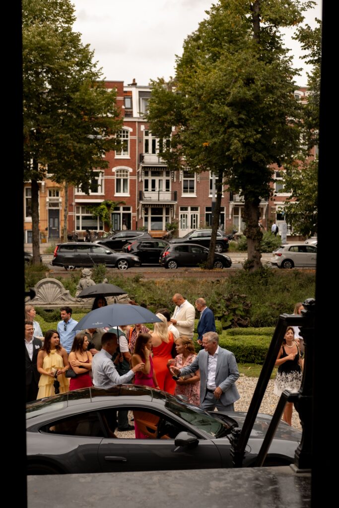 bruidsfotografie in Amsterdam tijdens de aankomst bruid & bruidegom
