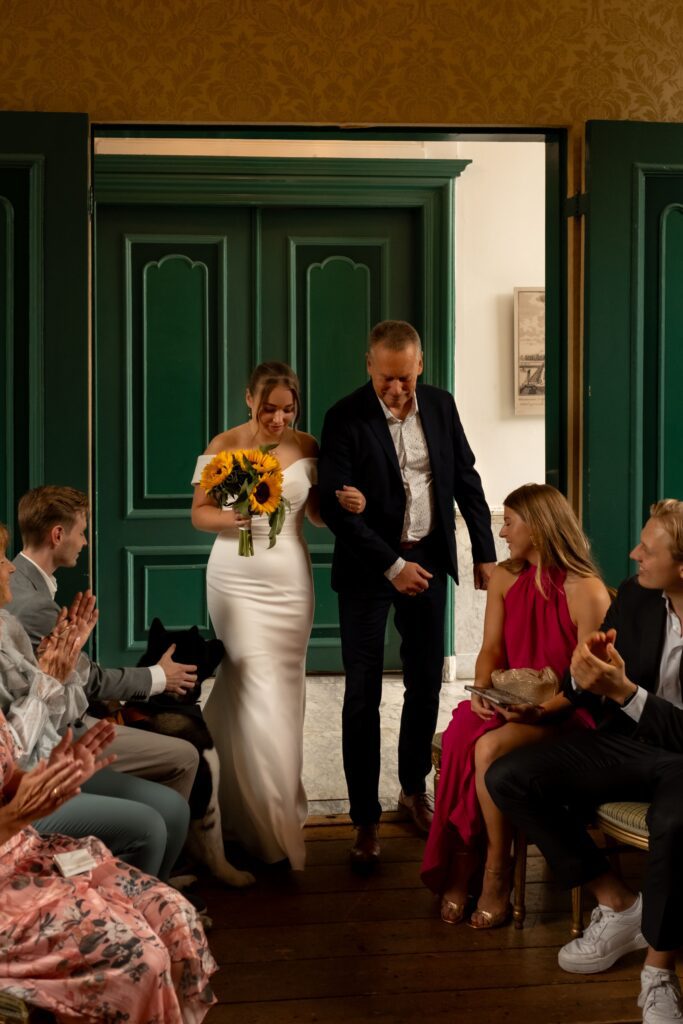 Bruid & vader tijdens ceremonie trouwfotografie Amsterdam
