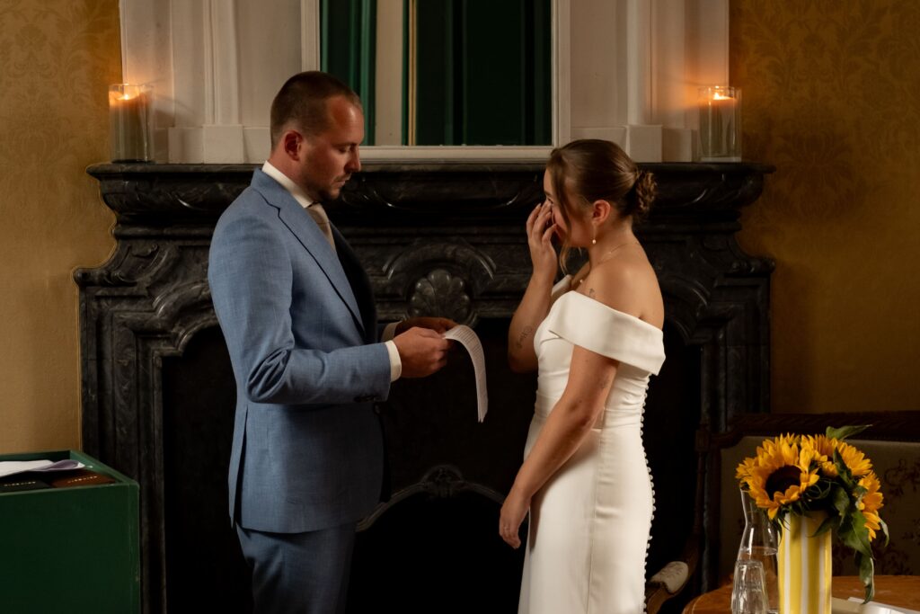 trouwfotograaf tijdens intieme ceremonie bruiloft amsterdam
