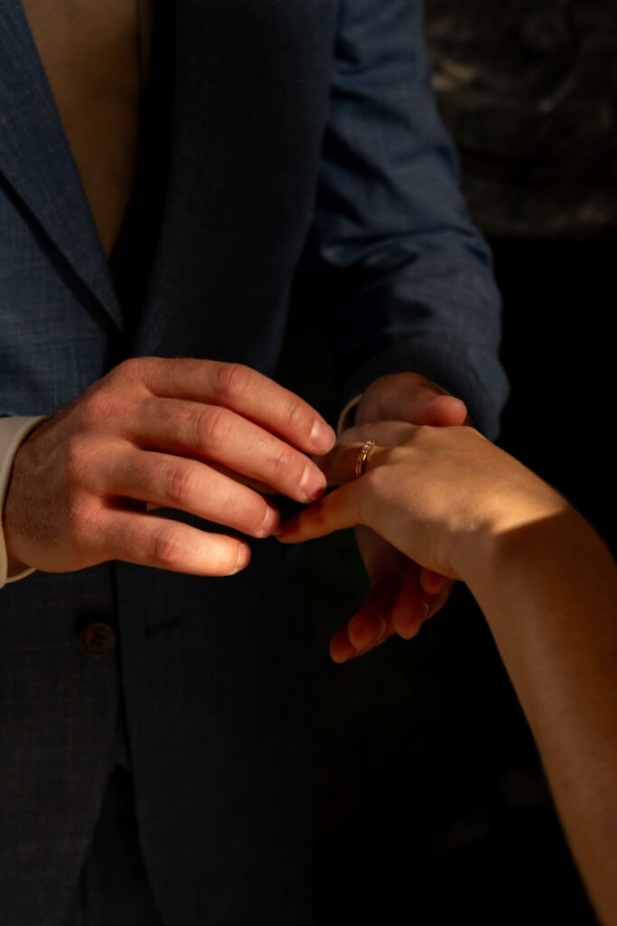 Uitwisseling ringen bruid bruidegom trouwerij Amsterdam
