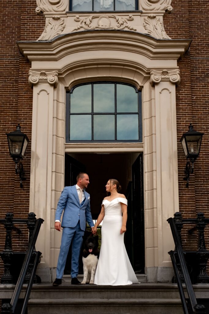 Trouwfotografie tijdens sfeervolle bruiloft in de stad
