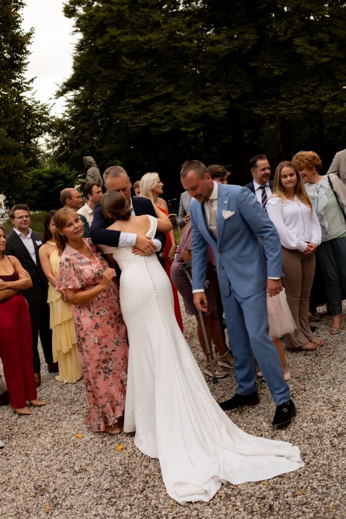 Bruid en familie na ceremonie bruiloft Amsterdam trouwfotograaf