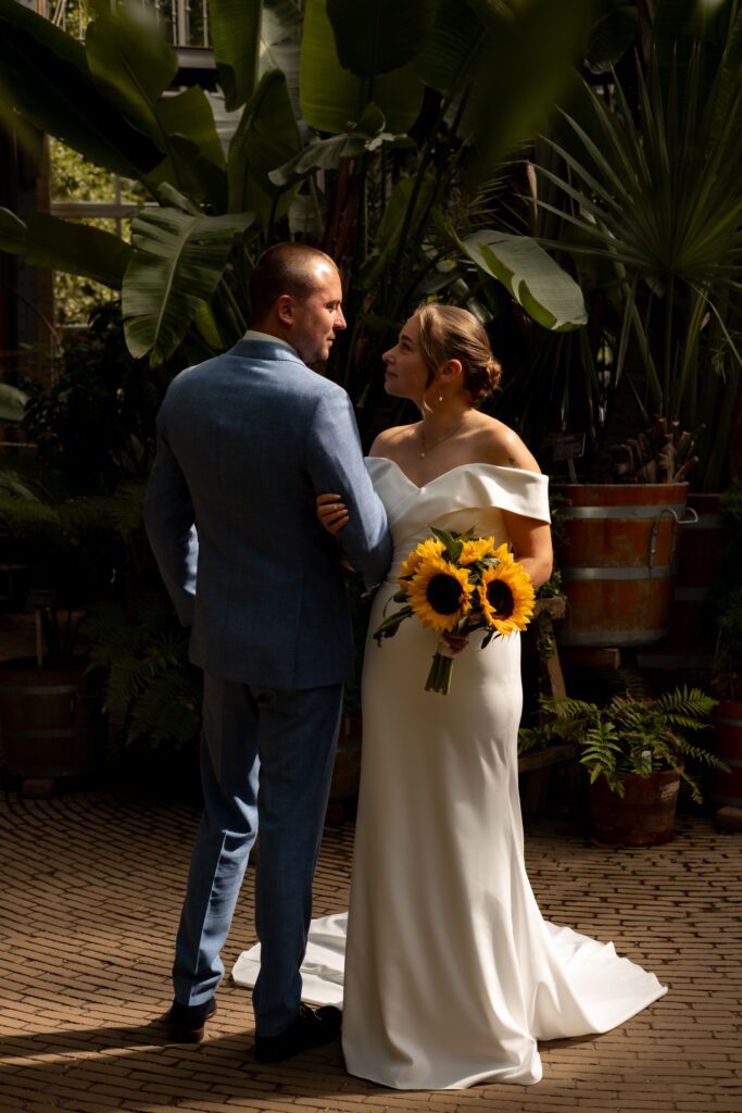 Couple shoot tijdens trouwreportage Amsterdam in Hortus Botanicus