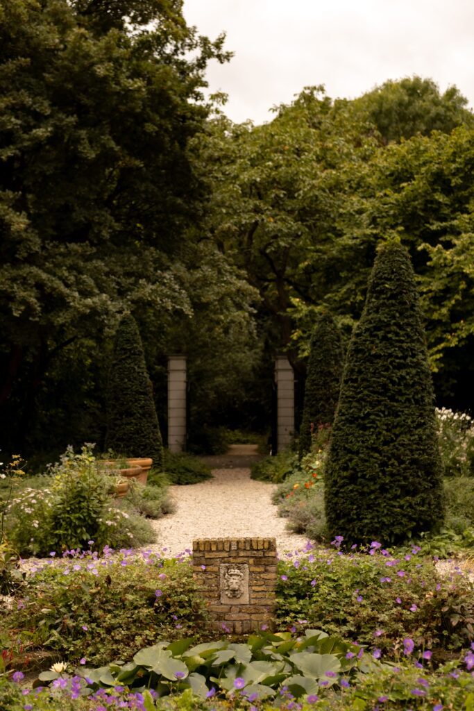 Buitenterrein tijdens intieme bruiloft Amsterdam
