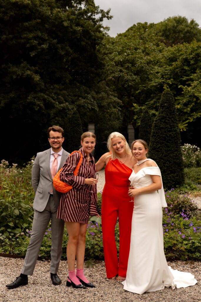 bruid en vriendinnen tijdens shoot bruiloft amsterdam