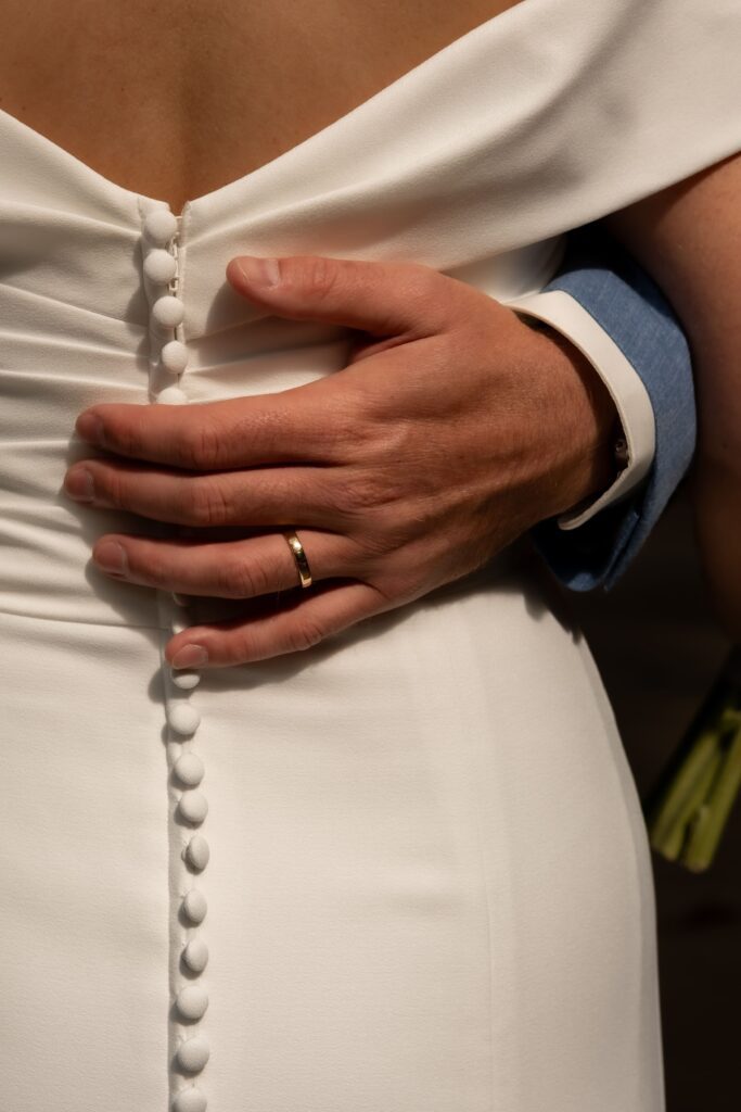 Trouwringen van bruidegom tijdens bruiloft Amsterdam