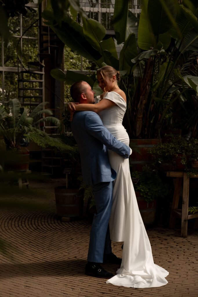 koppelshoot van bruidspaar tijdens bruiloft in binnenstad amsterdam