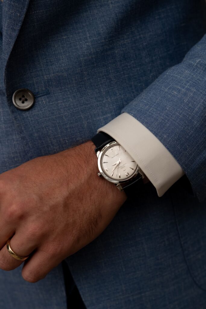 Detailshot van horloge bruidegom tijdens intieme bruiloft Amsterdam
