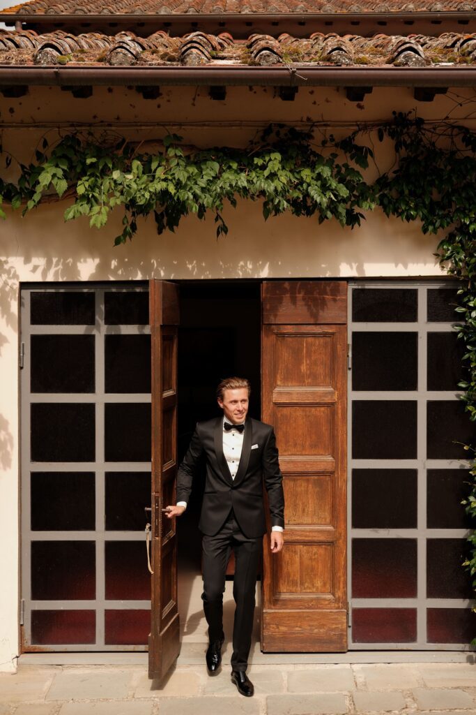 Bruidegom getting ready in black tie tijdens bruiloft Italië