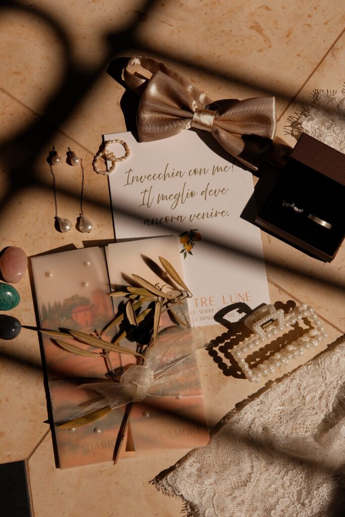 flatlay wedding details ringen uitnodiging