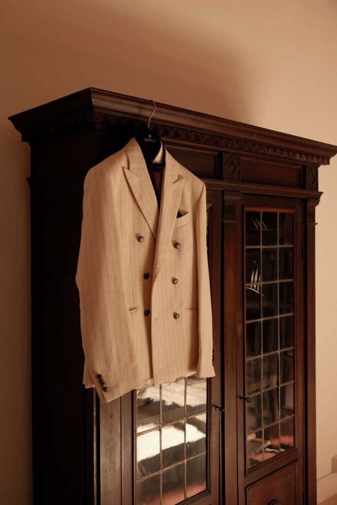 bruidegom zijn pak op trouwdag toscane