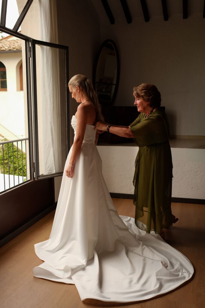 moeder en bruid get ready en milla nova jurk italie