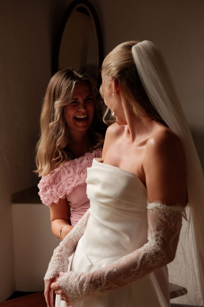Toscane trouwfotograaf vastleggen bruid en vriendin get ready