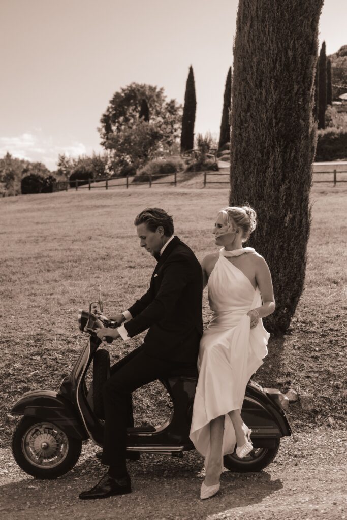 Vespa shoot tijdens destination wedding in Italië, trouwfotograaf Italië