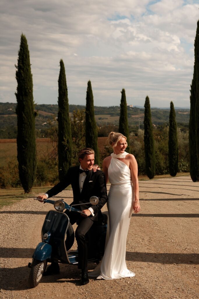 Bruid en bruidegom op vespa tijdens coupleshoot destination wedding italië