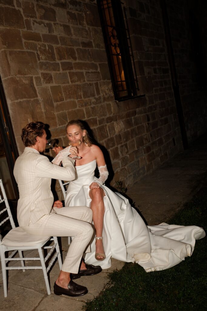 koppel drinkt champagne tijdens bruiloft buitenland
