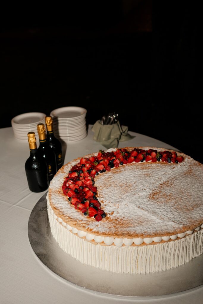 bruidstaart tijdens bruiloft in toscane
