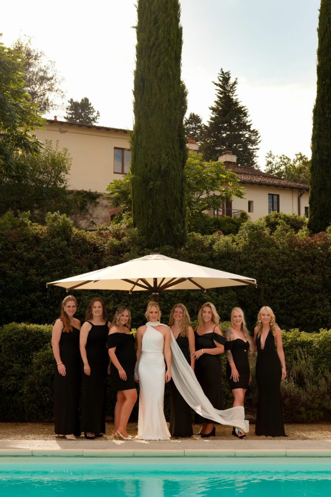 vriendinnegroep met bruid tijdens destination wedding italië